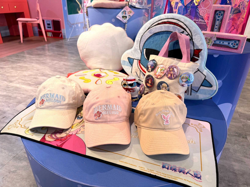 《真珠美人魚》20週年紀念系列飾品，兩款項鍊、戒指及三件組耳環，通通來到了新光三越台中中港店！