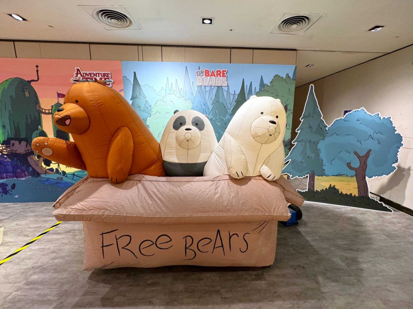 右邊則有超大的探險活寶的老皮和阿寶以及《熊熊遇見你》的可愛熊熊們在箱子內等著大家來合照，超可愛的場景真的像是瞬間回到童年一樣。