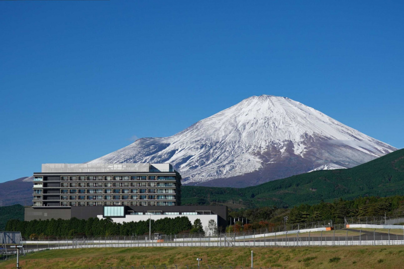「富士賽道飯店（凱悅天地）」依富士山、傍賽車道，擁有享受速度與自然得天獨厚的位置。