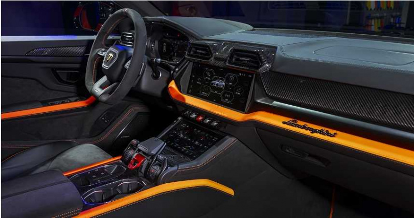 Lamborghini Urus SE位於儀表板中央的12.3吋全新觸控式人機介面（HMI）搭配電子儀表板，操作體驗更為直觀。（圖／Lamborghini提供）