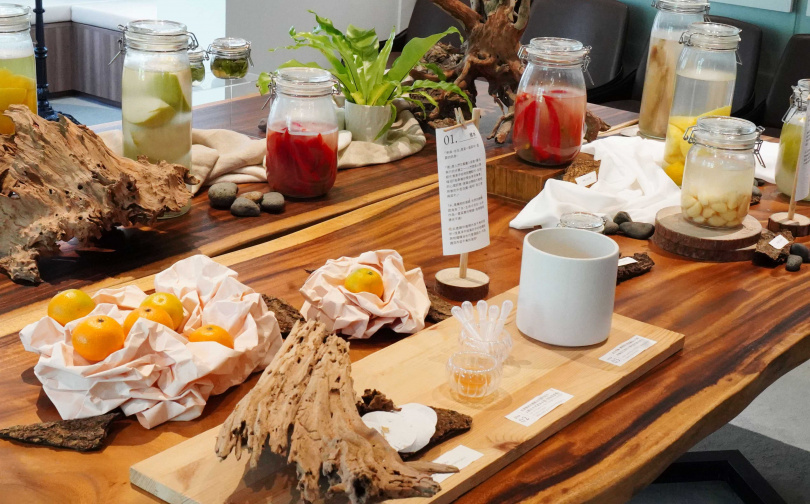 「內容不食」展覽的第二環節「呼吸」，表達食物透過醃漬的過程也反映當天氣候，從中透露出時間沉澱的風味。（圖／魏妤靜攝）