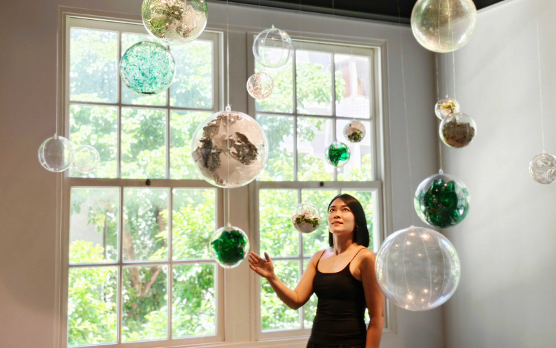 口香糖也被稱為泡泡糖，展覽第三步「謊」在透明球體中放入觀展民眾以紙條寫下曾經說過的謊言，讓他們將所有情緒塞進泡泡裡。（圖／魏妤靜攝）