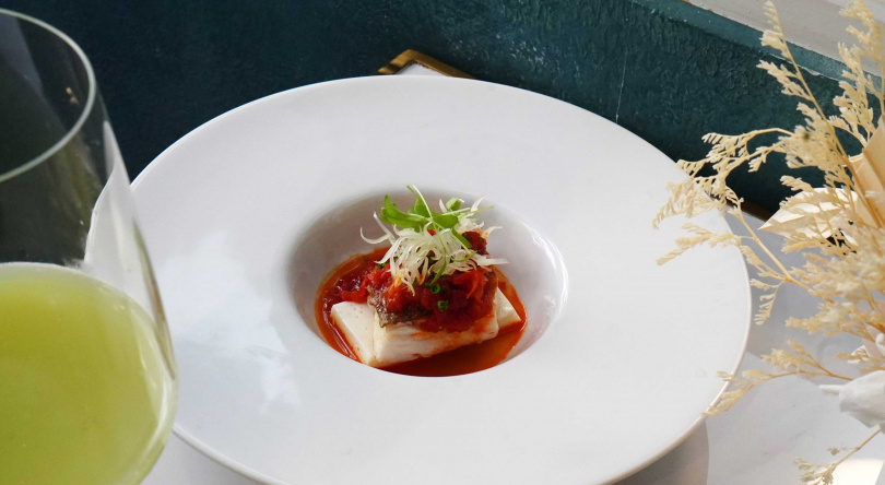 「發酵辣椒／季節鮮魚」的鹹與酸較辣度更甚一些，搭配以青椒、芭樂混調的無酒精飲品帶來各種風味交織。（圖／魏妤靜攝）