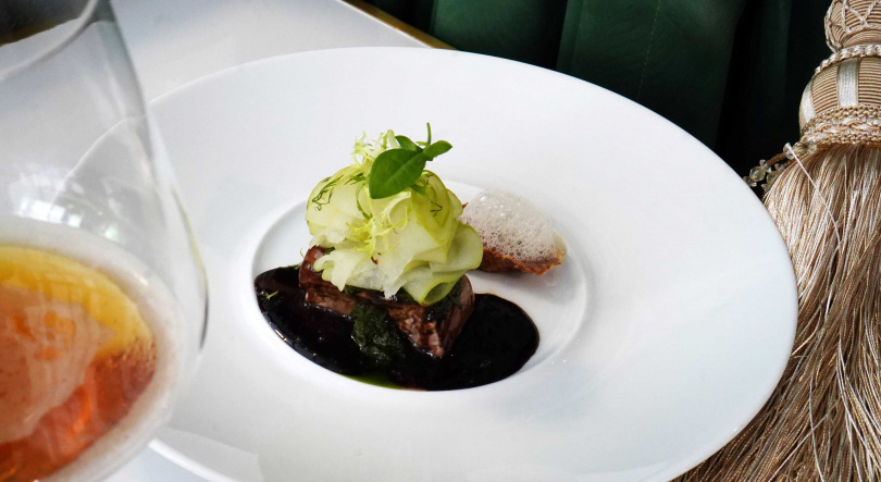 「芭樂／鮪魚」從擺放的發酵芭樂及淋上10年巴薩米克醋、煙燻魚骨與發酵九層塔做成的醬汁，都轉化了「呼吸」概念。（圖／魏妤靜攝）