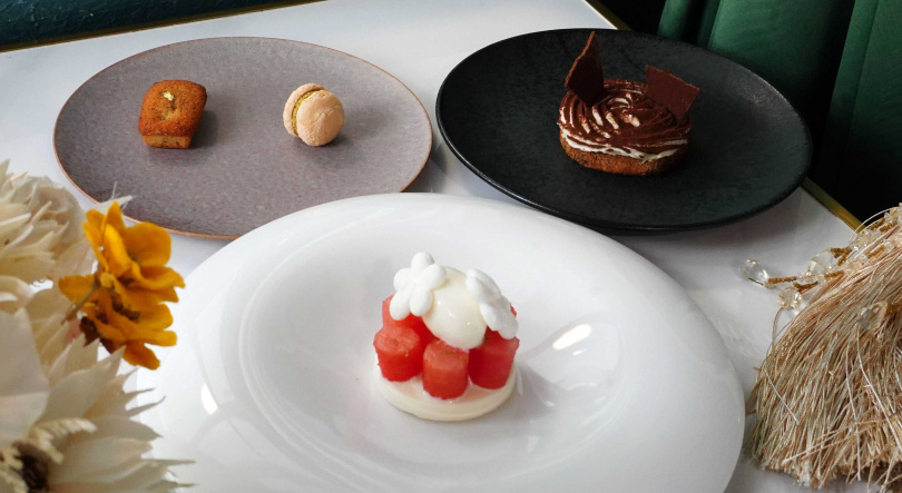 完整主廚套餐會提供兩道甜點「布瑞起司／西瓜」（前）、「白花菜提拉米蘇」（右後）及茶點。（圖／魏妤靜攝）