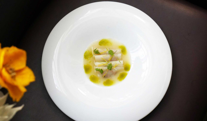 「綠竹筍／昆布／胭脂蝦」鋪上山蘿蔔葉與發酵檸檬皮絲，外形如展覽的「揉水」紙巾般柔軟、吃來爽口微脆。（圖／魏妤靜攝）