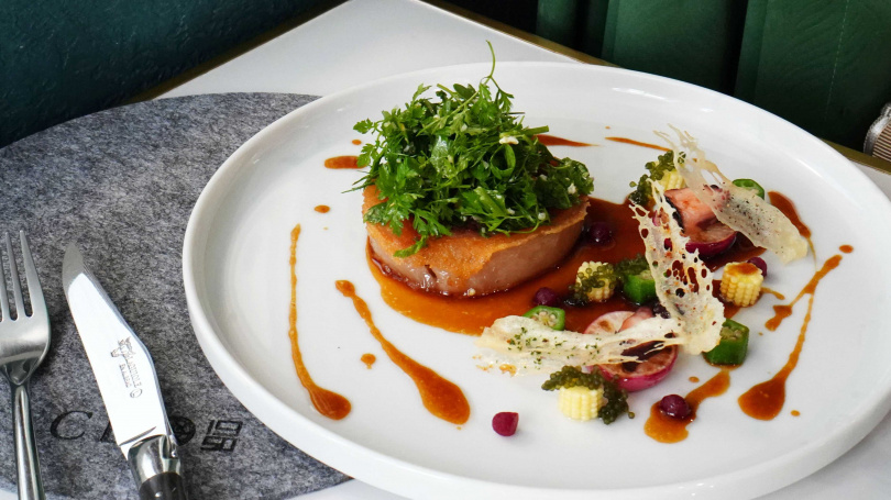 主菜「里昂牛頭捲」以牛臉頰、牛舌增加膠質，主廚表示傳統做法多採燉軟處理，但他反覆煎過使口感保持彈性。（圖／魏妤靜攝）