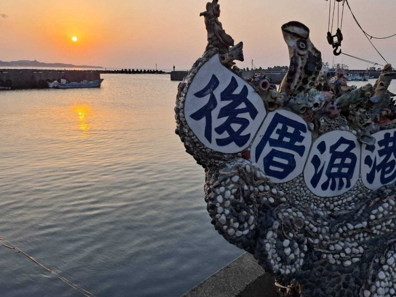 後厝漁港能聽海浪、喝咖啡,讓遊客沉浸在櫻花與海風交織的春日浪漫氣息。(圖/新北市漁業處提供)