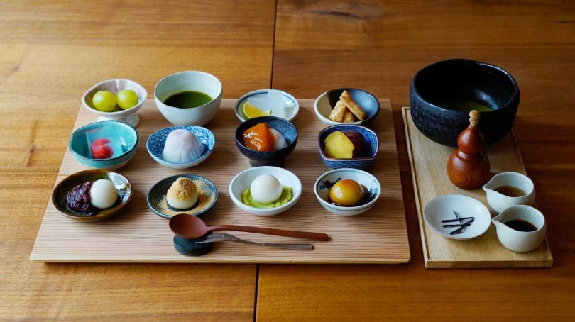 推薦招牌「みつや小皿御膳」,以十二道迷你和菓子組成,包含四款白玉與當季限定甜點,一次盡嚐日本甘味的精粹與四季風情。(圖/©甘味みつやkanmi Mitsuya)