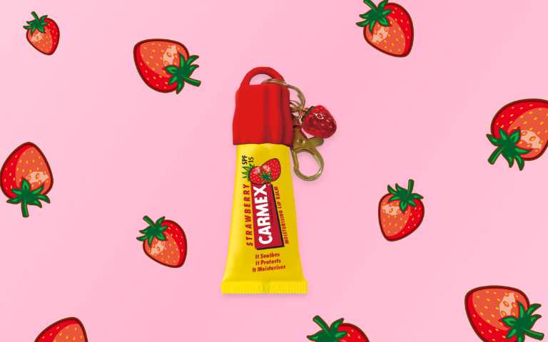 Carmex 小蜜媞「mini 草莓唇唇圈」掛飾鑰匙圈／130 元（圖／品牌提供）