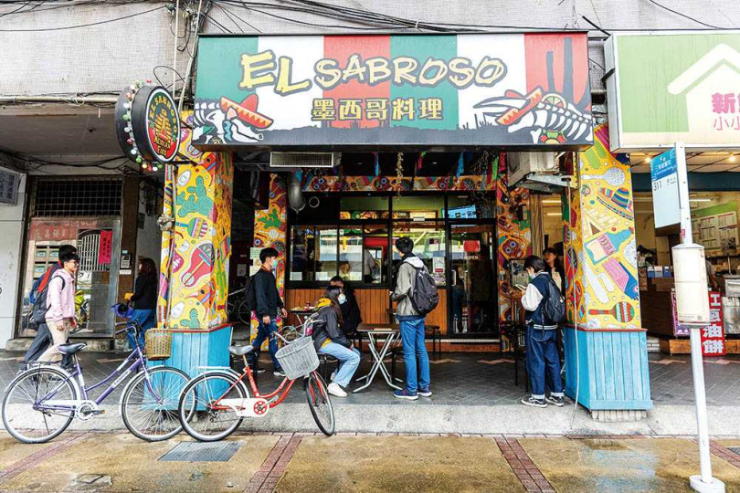 「EL SABROSO墨西哥料理」的招牌和Logo，都用墨西哥紅白綠的繽紛色調，布置得很有異國風情。（圖／焦正德攝）