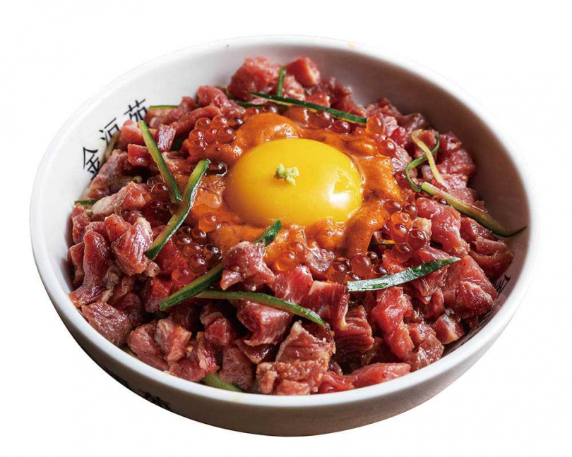 「生牛肉三色丼」是Prime等級熟成生牛肉、海膽、鮭魚卵及生蛋黃的組合，奢華爆表。（500元）（圖／焦正德攝）