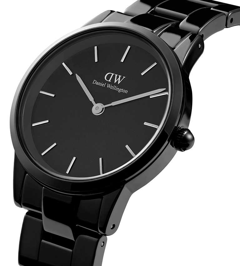 DW「Iconic Link Ceramic」黑瓷錶，陶瓷、316 L不鏽鋼錶殼，32mm，日本石英機芯，黑色陶瓷錶帶╱9,490元。（圖╱Daniel Wellington提供）