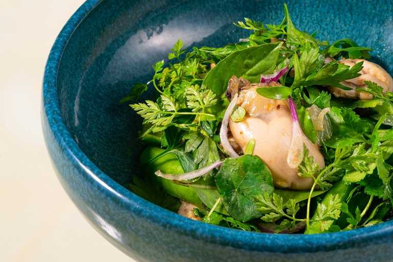 「牡蠣豆豉沙拉」翻玩經典的「豆豉牡蠣」，吃法雖是創新，入口卻是再熟悉不過的滋味。（320元）