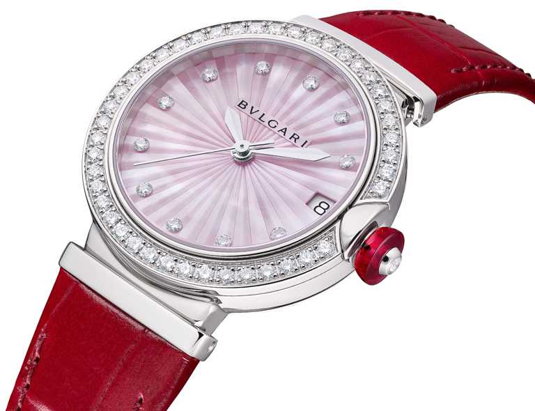 BVLGARI 2022農曆新年特別款，「LVCEA」系列精鋼鑲鑽粉紅珍珠母貝腕錶╱292,700元。（圖╱BVLGARI提供）