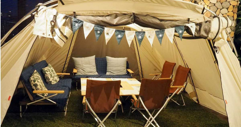 「Cozzi Market逸．市集」設有室內露營帳篷用餐區。