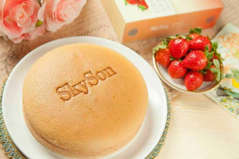 強調每日新鮮現作且可以外帶的埔里人氣名店「SkySon天子舒芙蕾蛋糕」，人氣熱銷「大湖草莓舒芙蕾」6.5吋780元。