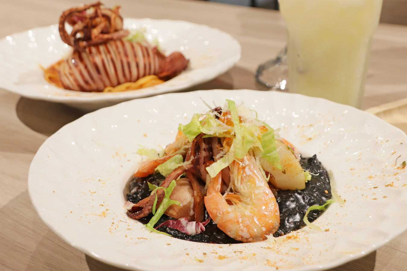 招牌巴塞隆納海鮮燉飯一個月賣出近千份，成為「珍妮佛美廚」明星餐點。