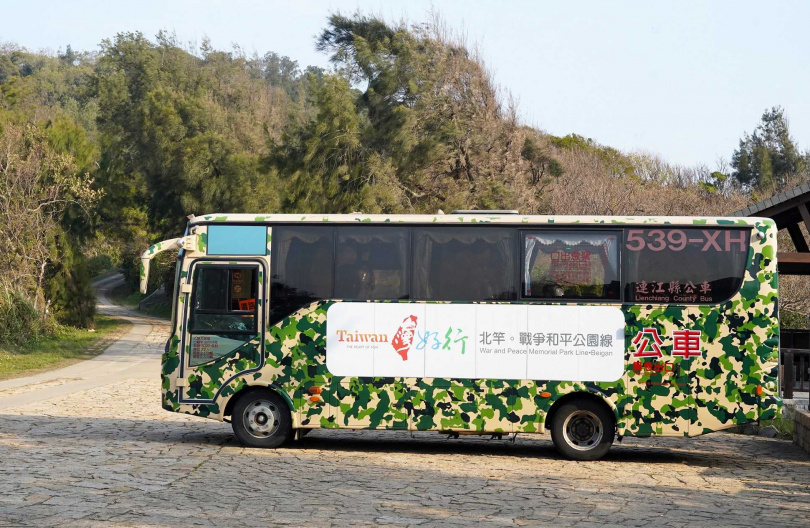 搭乘「台灣好行@馬祖」遊島專車可以輕鬆解決交通問題，還有專人導覽隨車解說。