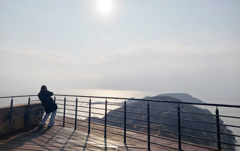 登上戰爭和平紀念公園二樓觀景台可居高臨下眺望馬祖海景。