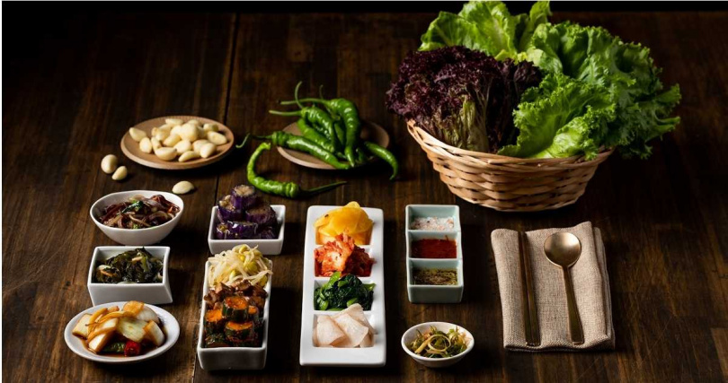 姜滿堂有多款韓式小菜、蔬菜免費續。（圖／豆府餐飲集團提供）