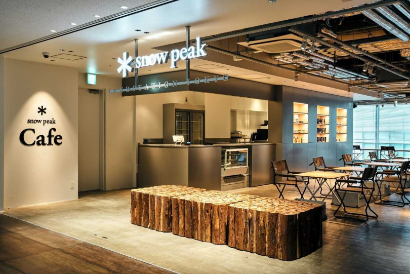 台灣露營界十分熟悉的超人氣品牌Snow Peak，該店最大特色是在同一層樓設有「Snow Peak Cafe」。