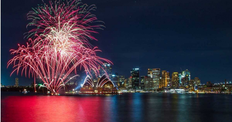 造訪全球最早跨年的城市澳洲雪梨，以絢麗煙火迎向2024。（圖／五福旅遊提供）