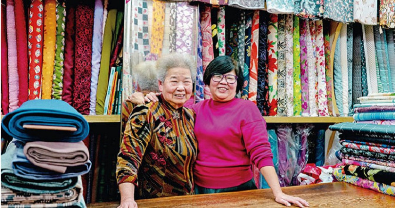 「鴻星布行」創辦人國寶裁縫師鄧黃金妹，和女兒「花花世界玩布工坊」店長鄧淑裕，一個守舊，一個創新。