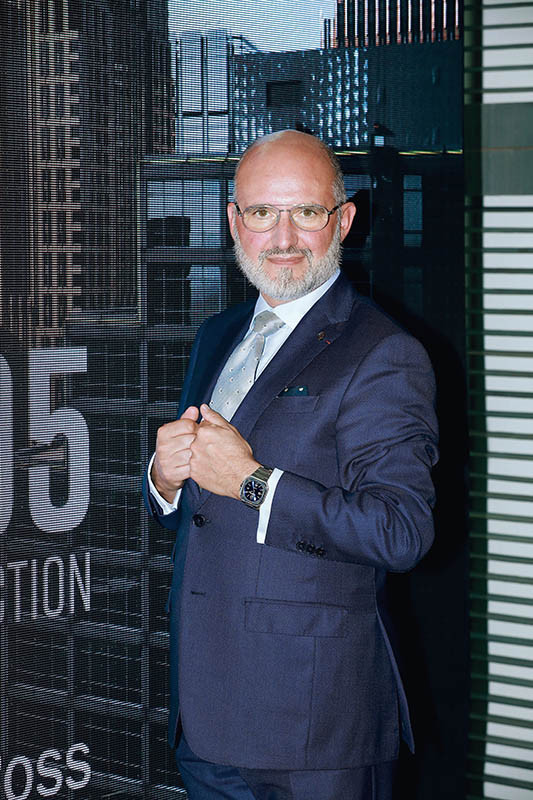 柏萊士品牌共同創辦人兼全球總裁Carlos-A. Rosillo，來台時特地向錶迷介紹BR05的核心設計理念。（圖／品牌提供）