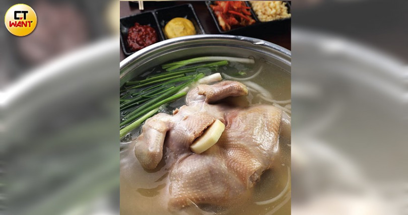 「韓金館一隻雞」除了單喝鮮甜湯頭，還可以依個人喜好加入蒜末及特製熟成泡菜，享受不同層次的美味。（850元）（圖／于魯光攝）