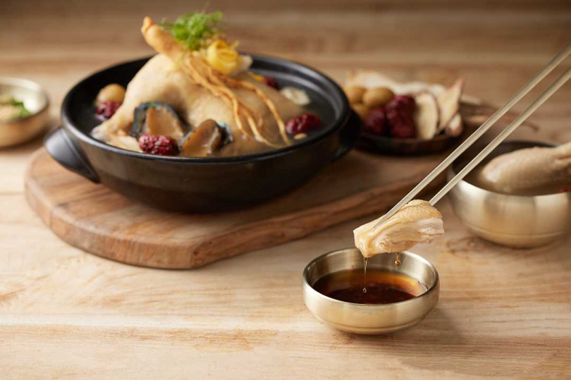 強勢韓料「初瓦」推出秋冬限定「人蔘雞鍋」，並提供韓國道地的3種吃法，想嘗鮮的饕客別忘記先來電預約。