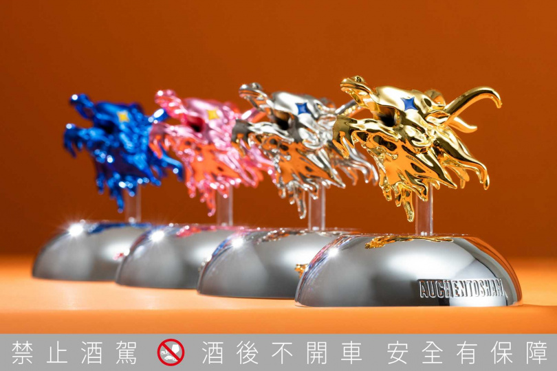 台灣設計師葉忠宜延伸酒標色系為歐肯打造別出心裁的招財龍。（圖／三得利提供）