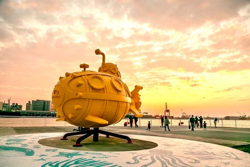 在16-17號碼頭打造的作品黃色潛水艇「黃小婷」。（圖／高雄市觀光局提供）