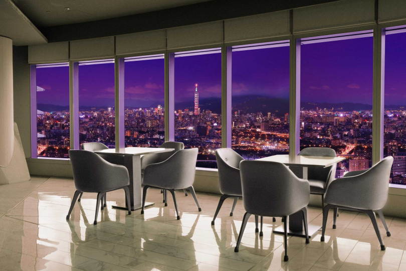 新北最高Mega50旗下三間餐廳全都擁有無敵美景，餐桌臨窗而設，視覺味覺皆有至高享受。