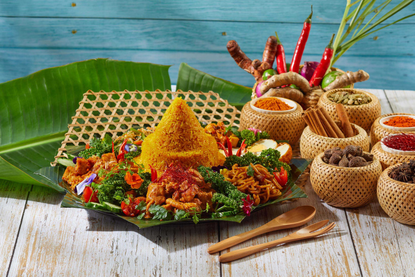 Asia49新到任印尼主廚Indra Kusuma，為本地民眾準備了其家鄉重要節慶必吃的山形薑黃飯佐傳統配菜。
