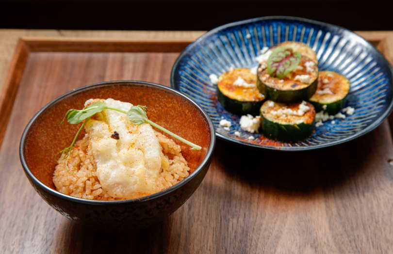 添入鯛魚高湯的「鯛魚炊飯」（前，70元）除了品嘗原味，亦可將米飯倒入拉麵湯中，體驗如義大利燴飯的吃法，後為近期推出的全新小菜「炙燒費塔奶酪櫛瓜」。（90元，圖／趙文彬攝）
