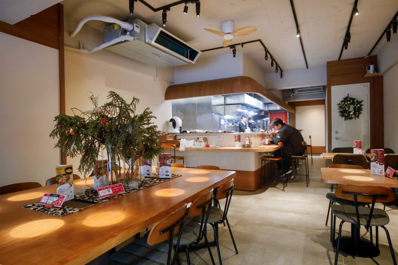 台灣店空間較一般拉麵店大，中央還有少見如咖啡廳共享桌的設計，每個座位桌上也都打上spot light，方便送上餐點時讓客人拍照。（圖／趙文彬攝）