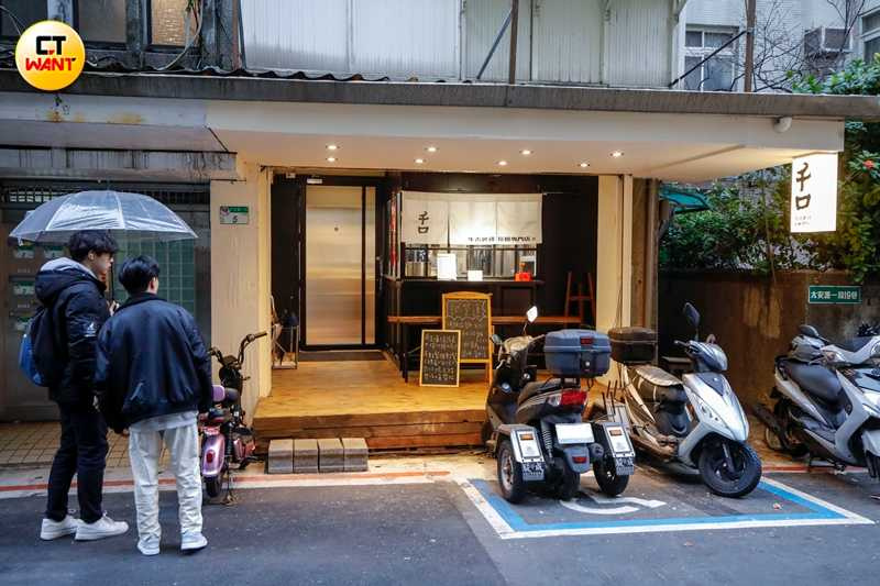 消費方式為先於門口填候位表再叫號入座，並以點餐機點餐。（圖／趙文彬攝）