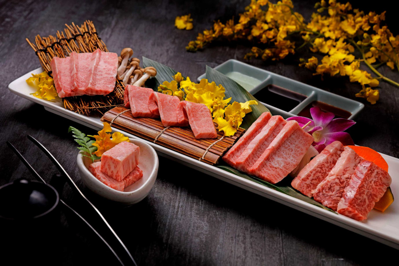 「和牛錦繡拼盤」除了和牛五花,還嘗得到三角肉、橫隔膜內裙肉等特殊部位。(2,980元,圖/焼肉の名門赤虎提供)