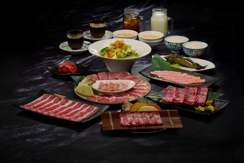「赤虎輕鬆/吉上套餐」包含豬、牛、雞、海鮮,肉盤總重達700g,讓預算有限的小資族也能大啖燒肉。(2,180元/2人,圖/焼肉の名門赤虎提供)