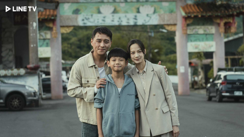 《豬人》鄭人碩（右）、簡嫚書飾演一對離異夫妻，大兒子洪君昊（中）意外與豬交換靈魂。（圖／LINE TV）