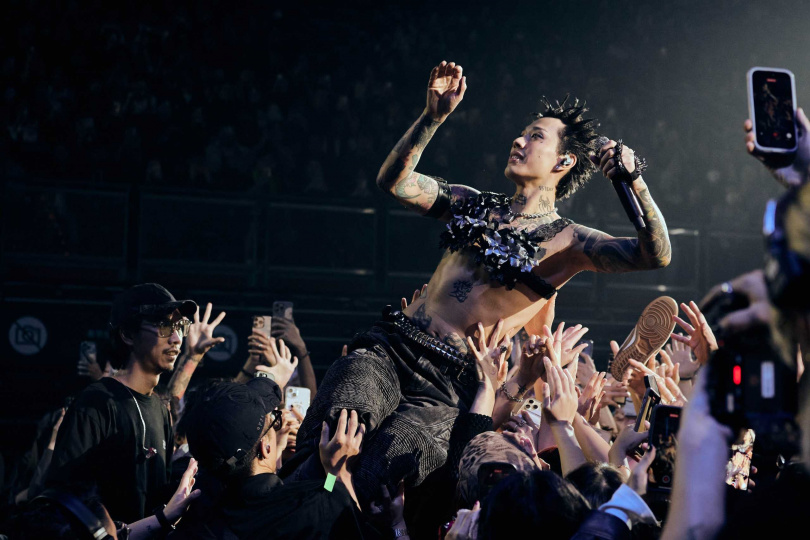 Marz23跳入觀眾席體驗 「人體衝浪」。（圖／寬宏藝術x華納音樂提供）