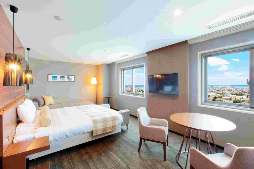 沖繩「石垣島馬拉松」讓跑者在溫暖的氣候下,沿著海岸線欣賞熱帶風光,並體驗充滿在地特色補給與居民熱情支持的海島跑步活動。(圖/Booking.com提供)