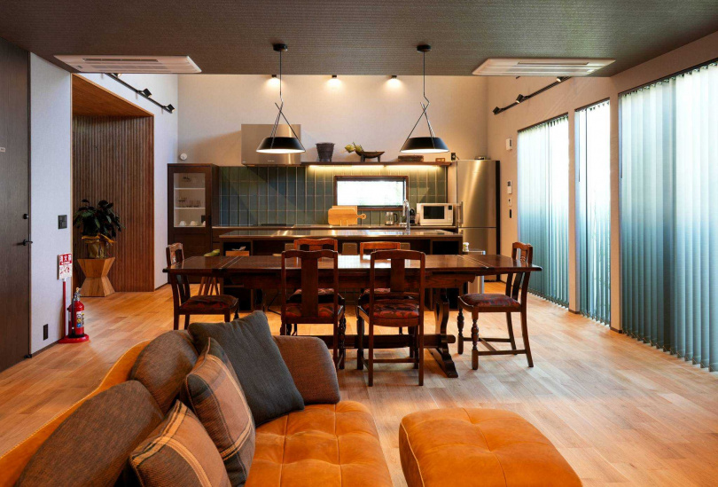 佐賀「Villa 石の蔵 Hotel」位於市中心住宅區,提供安靜且寬敞的客廳空間,並設有開放式浴室讓旅人能邊泡澡邊欣賞風景以釋放疲憊。(圖/Booking.com提供)