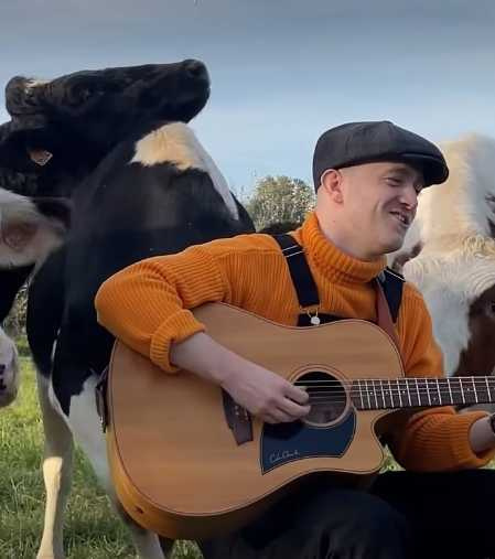 Plumes唱歌給動物聽。（圖／翻攝自臉書）