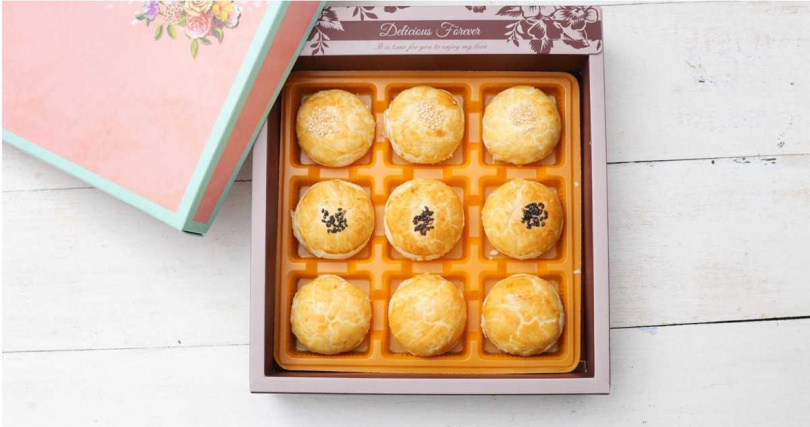 「雪花酥」禮盒包含「豆沙蛋黃」、「棗泥蛋黃」與「鳳梨蛋黃」各3入。（699元）（圖／過上好日子提供）