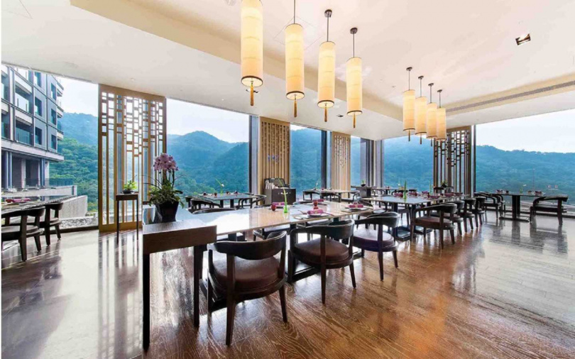 雍翠庭中餐廳擁有三面環景落地窗，可在丹鳳山的綠意中享受用餐時光。（圖／北投麗禧溫泉酒店提供）