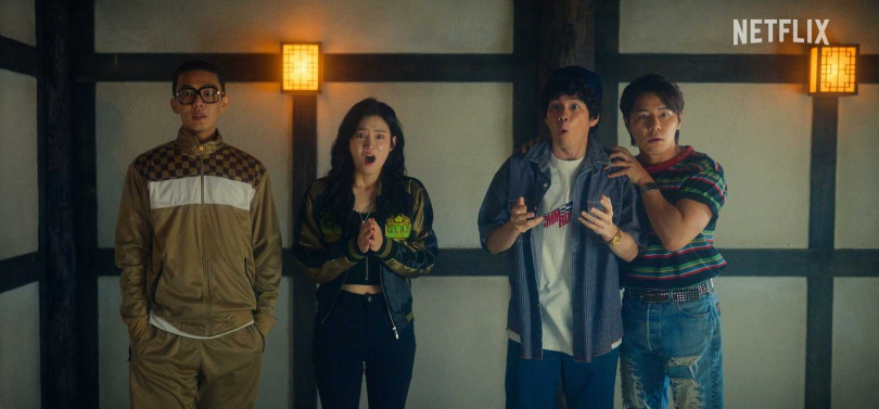 劉亞仁（左起）、朴柱炫、邕聖祐和李奎炯重現當年流行的嘻哈風格造型。 （圖／翻攝Netflix提供）