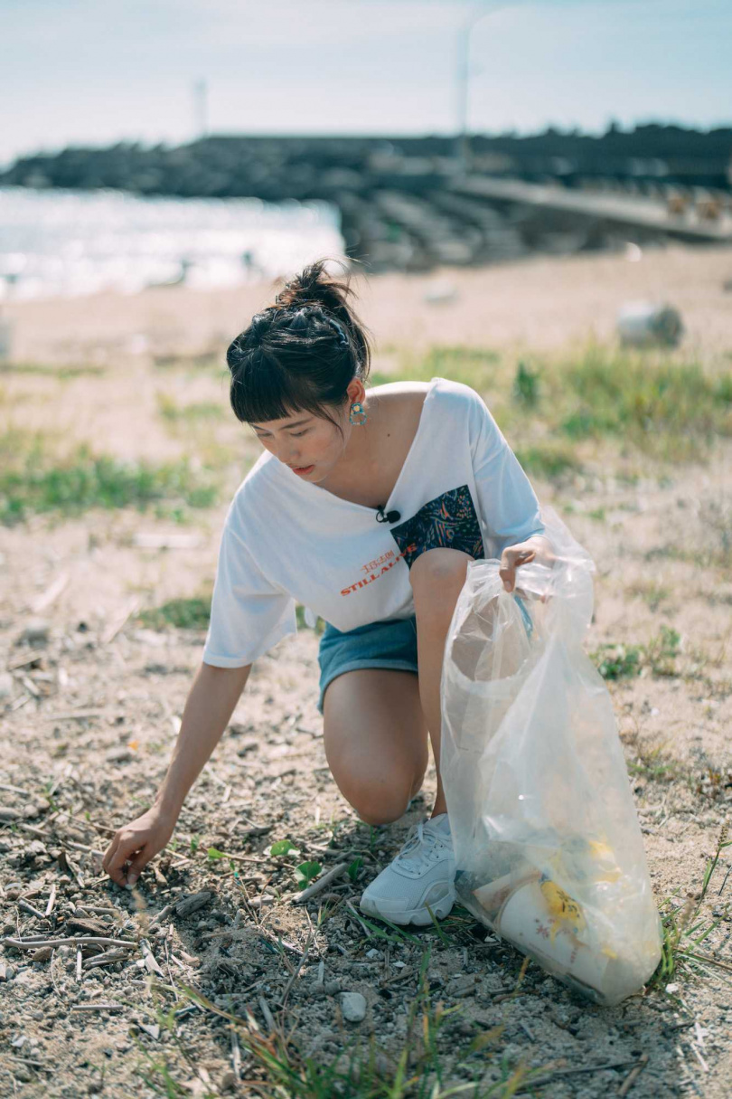 關心環保的吳汶芳在小琉球淨灘。（圖／聲勢文創娛樂提供）