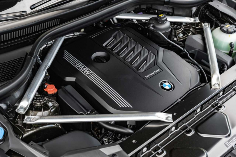 全面搭載3.0升BMW TwinPower Turbo直列六缸汽油引擎與48V高效複合動力系統，於5,500rpm時爆發出333匹最大馬力輸出，450牛頓米的最大扭力則於1,600rpm時即可湧現